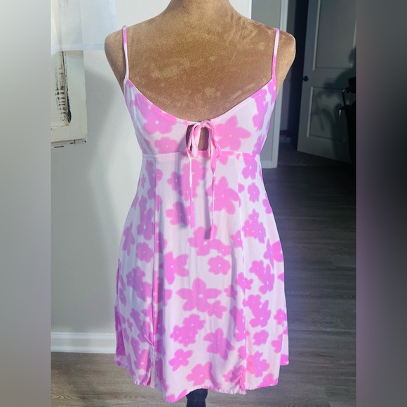 wild fable Dresses & Skirts - XS Super Cute!!!Wild Fable Pink Floral sun-dress with adjustable straps.